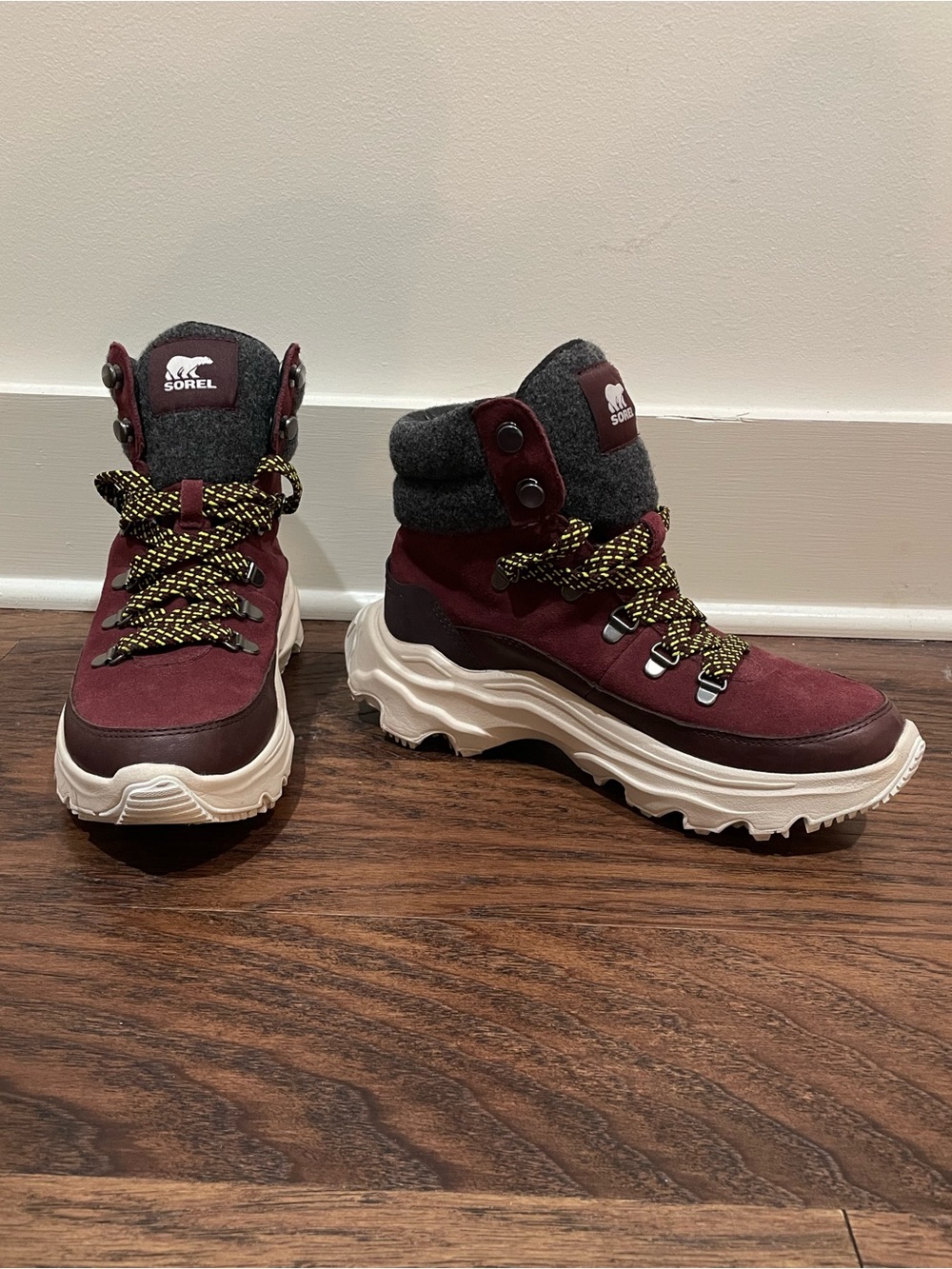 Sorel Kinetic Breakthru Conquest waterproof sneaker boots size 8.5